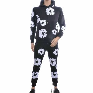 CONTOUR trainingspak heren, Zwart trainingspak bloemen, Heren hoodie bloemenprint, Sweatbroek heren zwart, 2-delig sweat trainingspak, Streetwear trainingspak heren, Casual heren trainingspak, Hoodie met capuchon heren, Trendy heren sweatset, online hoodie kopen, hoodie kopen in Nijmegen, Goedkoop heren hoodie kopen, Heren hoodie, regular Fit hoodie, Charra, heren Kleding in Nijmegen, CHARRA, ZARA, COEF, CHASIN, WAM DENIM, DENIM TEARS