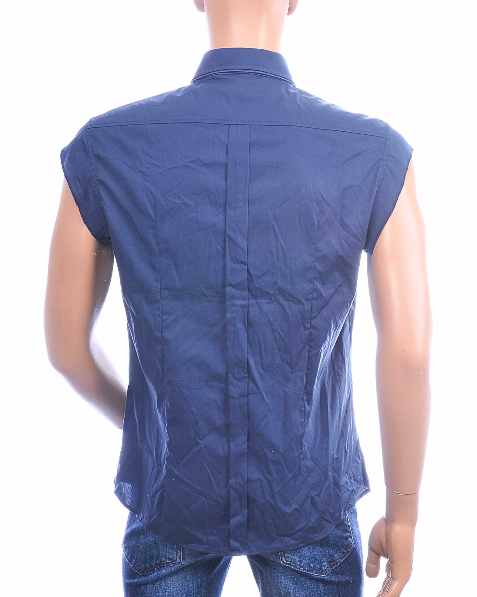 Achterkant van KUSS Man Fashion Slim Fit mouwloos overhemd donkerblauw met getailleerde Italiaanse pasvorm
