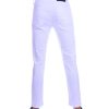Achterkant Montfleuri witte heren jeans slim fit met zwart logolabel